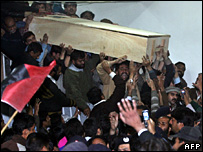 Corpo de Bhutto é transportado em Rawalpindi