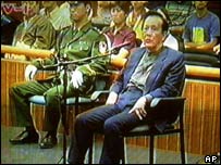 چونگ کوجيه، قائم مقام سابق کنگره ملی خلق چين در سال 2000 به جرم دريافت پنج ميليون دلار رشوه اعدام شد