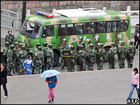 Người Tây Tạng ở Tứ Xuyên đi ngang qua cảnh sát