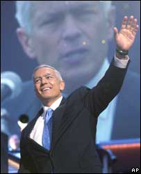 O ex-pré-candidato democrata à presidência dos Estados Unidos Wesley Clark durante discurso na Convenção Nacional Democrata nesta quinta-feira, em Boston