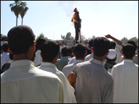 په ننگرهار کې لاريون کوونکو د ولسي خلکو د وژنې په اعتراض کې د امريکا د ولسمشر بوش جوړې شوې څېرې ته اور واچاوه