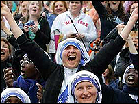 Multidão comemora o anúncio do novo papa na praça São Pedro
