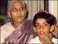 गंभीर, नानी के साथ