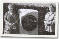 Aerona Edwards ac Enfys wedi dadorchuddio'r gofeb hardd i Dilwyn Edwards. Rhoddwyd y garreg gan Wil a Llinos John, Y Crofft, Maenclochog.