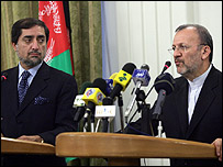 منوچهر متکی (راست) و دکتر عبدالله وزيران خارجه ايران و افغانستان در تهران