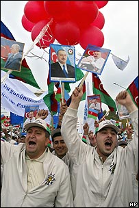 تظاهرات طرفداران دولت در يکی از ميدان های مرکزی پايتخت 