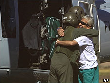 Omar se abraza a los pilotos del helicóptero