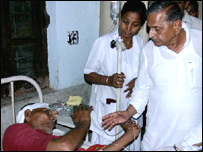 घायलों को देखते मुख्यमंत्री