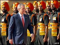 TT Bush duyệt đội quân danh dự