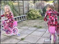 Olivia e Isabella (esq.)