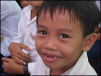 Một em nhỏ đi học bằng lớp học do SFM giúp xây 