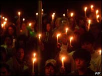 Manifestantes de classe média fazem vigília contra regras de votação da Constituição