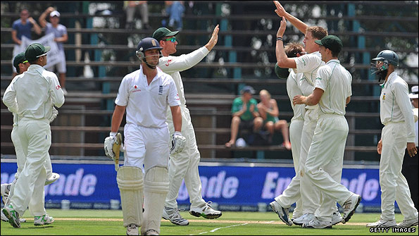 England's Jonathan Trott struggles to deal with South Africa's paceman Morne Morkel