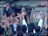 Yaser Arafat ve ona el sallayan Filistinliler