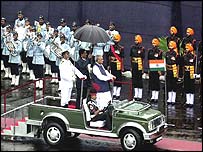 Primeiro-ministro indiano, Atal Behari Vajpayee, celebra independência do país