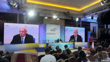 Микола Азаров у штабі Партії регіонів 