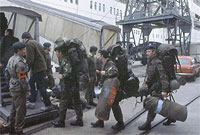 Milwyr yn cychwyn ar long i'r Falklands