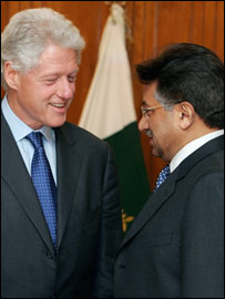 AIDS'le mücadele kampanyası için Pakistan'da bulunan Clinton Müşerref'le görüştü