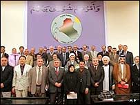 اعضای کميسيون تدوين قانون اساسی عراق روز يکشنبه پيش نويس اين سند را امضا کردند