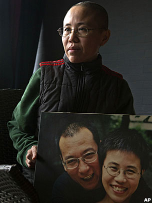 刘霞在北京寓所内手持与丈夫刘晓波的合照(6/12/2012)