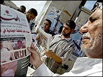 Gazete okuyan Iraklılar