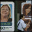 Homem passa por cartazes das candidatas Elisa Carrió e Cristina Fernández de Kirchner em Buenos Aires