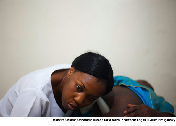 Midwife Chioma Ochomma listens for a foetal heartbeat Lagos © Alice Proujansky