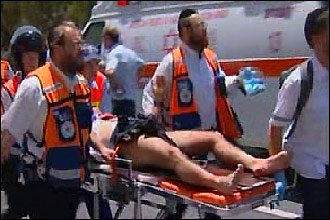 Một người bị thương được đưa đi