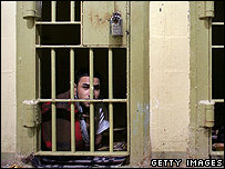 Ebu Gureyb cezaevinde bir tutsakTutsaklar