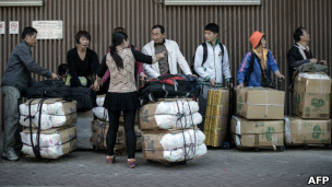 香港上水火车站外水客拉着货物排队等候检票(29/1/2013)