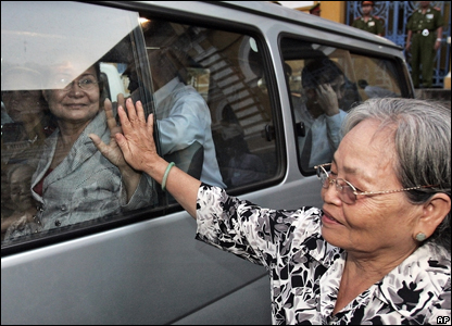 Thân nhân chia tay bà Cúc sau phiên xử.