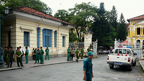 Cảnh sát bên ngoài tòa án ở thành phố Hồ Chí Minh trong phiên xử ba blogger Nguyễn Văn Hải, Phan Thanh Hải và Tạ Phong Tần