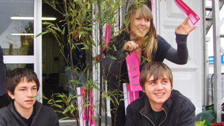 Disgyblion o Ysgol Brynhyfryd, Rhuthun, gyda't goeden