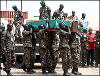 Cidade destruída fica perto de base atacada por rebeldes