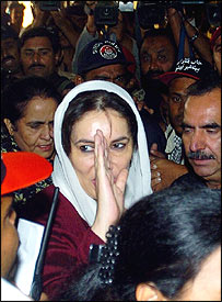 بے نظیر بھٹو لاڑکانہ میں