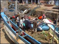 सूनामी से हुई तबाही के निशान