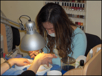 Một sinh viên Việt Nam đang làm móng tay cho khách Anh.