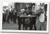 Carwyn y Carw, a Band y Waun yn arwain yr orymdaith