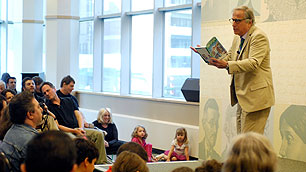 Henry Winkler reads from his book 'A Brand New Me!' to an audience at Barnes & Noble in New York City in 2010. (Photo by Joe Corrigan/Getty Images) <p>