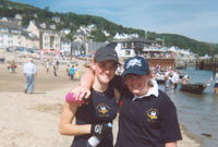 Cerian ac aelod arall o tîm Y Gogs Bach