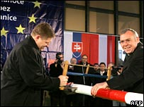 Avusturya ve Slovakya liderleri bariyeri kesiyor