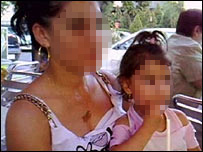 مادری در وارنا بچه اش را برای فروش نشان می دهد