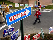 Placa próxima a zona eleitoral dos EUA