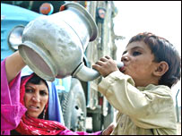 يو ماشوم چې اوبه څښي