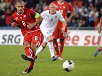 Inler yn sgorio o'r smotyn Inler yn sgorio o'r smotyn