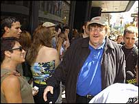 Režisér Michael Moore mezi lidmi ve frontě na lístky