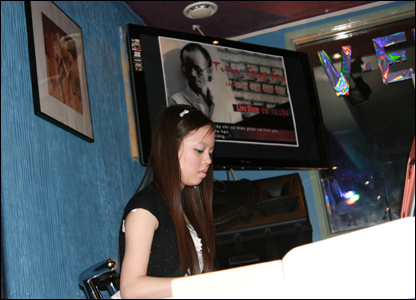 Một sinh viên đệm đàn piano