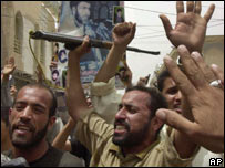 Partidários de Moqtada Al-Sadr em Najaf na segunda-feira