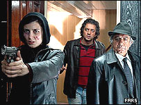 از راست عزت الله انتظامی، بهرام رادان و ليلا حاتمی