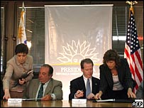 Secretário do presidente uruguaio, Gonzalo Fernandez, e representante comercial dos EUA, John Veroneau